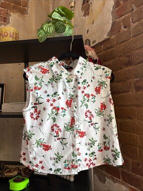Sleeveless White Floral Button-Front Top - Red & Green Print